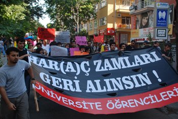 Üniversite Öğrencileri Ankara'da har(a)ç zamlarını protesto etti