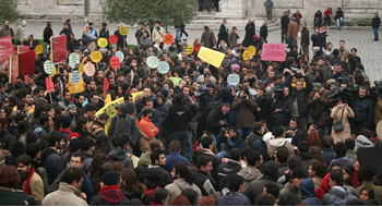 Beyazıt'ta YÖK protestosu. Meydanları zapt ettiler yine...