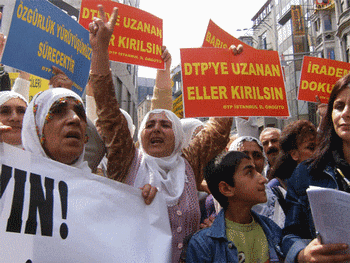 DTP'ye yönelik saldırılar İstanbul'da protesto edildi