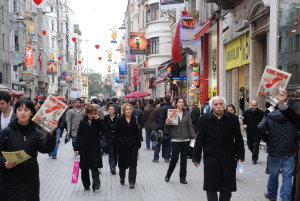 TÜM-İGD'Lİ Kadınlar olarak Taksim'de 8 Mart özel sayısının dağıtımını yaptık