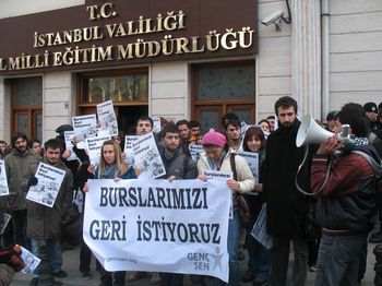 Öğrenciler bursları için İstanbul İl Milli Eğitim'in önündeydi