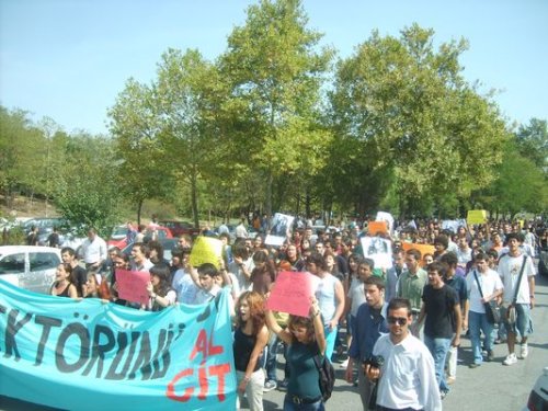 İTÜ Öğrencisi: "Tayyip, rektörünü de al git!"