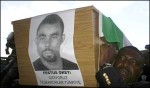 Festus Okey'in cenazesi polis tarafından kaçırıldı