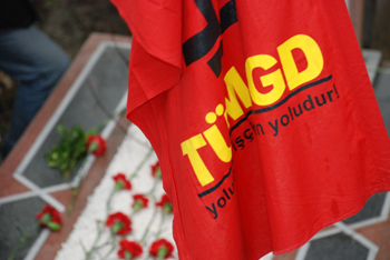 Devrimciler ölür ama devrimler durmaz sürer!