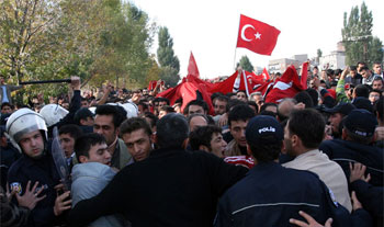 Asıl bölücülük halkların kardeşliğini inkar etmektir. Çözüm: Acil kardeşlikte!