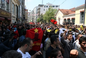 Barikat, Gaz, Cop Taksim Yürüyüşünü Durduramadı.