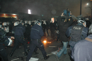 Taksim'de HÖC üyelerine polis saldırdı