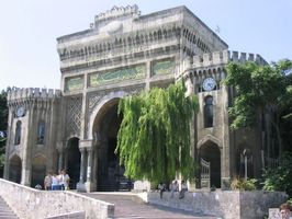 Polis İstanbul Üniversitesi'nde saldırıya doymuyor