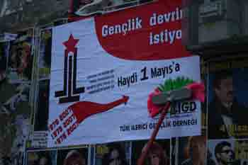 İzmir sokaklarında da afişleme çalışmaları yapıldı