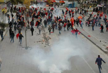 Ankara'da YÖK protestosuna polis saldırdı