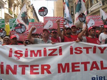 Direnişteki Sinter Metal İşçileri Taksim'de yürüdü!
