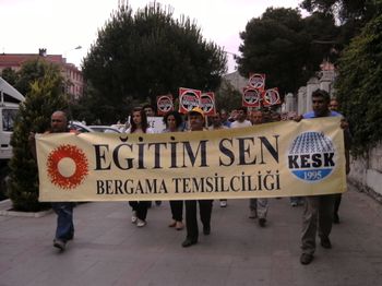 KESK'e yapılan baskın ve gözaltılar Bergama'da da protesto edildi