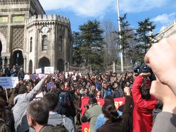 Beyazıt haykırdı: Devrim şehitleri ölümsüzdür!