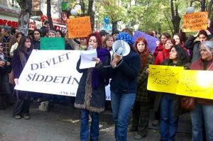 Ankara'da kadınlar şiddete karşı alanlardaydı!