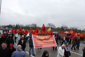 Krizin bedelini patronlara ödetmek için on binlerce emekçi alanlardaydı!