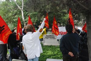 Barış savaşçısı Mahmut Dikerdem ölümünün 15. yılında mezarı başında anıldı