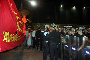 Direnen Lübnan yanındayız!